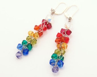 虹とプライド - スワロフスキーとかぎ針編みワイヤーのオーガニックスタイルのイヤリング - スペクトルのすべての色合い