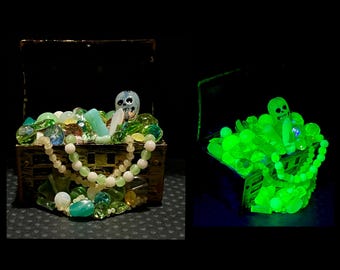 ウランガラスの宝箱には、ヴィンテージのビーズ、戦利品、宝石がたくさん入っています。ペリドット、ピンク、イエローのウランガラスのラインストーン、紫外線反応性の海賊