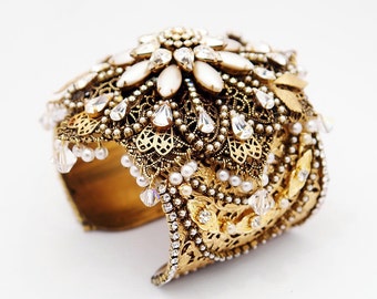 極東風のブライダルカフブレスレット - クリスタルとパール - ヴィンテージの要素とスワロフスキーを使用したユニークなステートメントピース