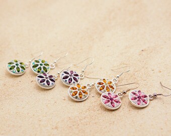 カスタムブライダルイヤリング - 完璧な花嫁介添人イヤリング - スワロフスキークリスタルカラーをピンク、ブルー、グリーン、イエロー、レッド、アクア、ブラッククリスタルからお選びください