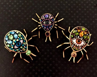 希少なヴィンテージ スワロフスキー クリスタル ラインストーンを使用した、唯一無二のオール シーイング スパイダー (小さいサイズまたは大きいサイズ)。色はお選びいただけます。邪悪な目を持つ虫です。