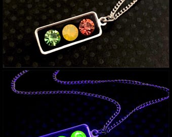 ストップライトウランガラスペンダント、3色、緑、黄色、濃いピンク。シルバートーン、18インチチェーン付き、ワセリンガラスジュエリー、UVライトグロー