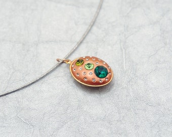 銅と緑の色合い - スワロフスキークリスタルペンダント - ヴィンテージエメラルド、オリビン、ペリドット付き OOAK