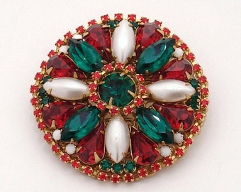 ヴィンテージラインストーンとパールのクリスマスブローチ。ホリデーシーズンにぴったりです。
