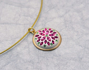 ローズ、フクシア、ペリドットのピンクの花柄スワロフスキーペンダント - OOAKと鮮やかな