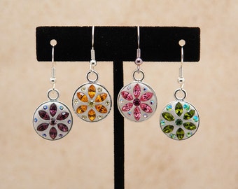 カスタムスワロフスキークリスタルイヤリング - ブライズメイドイヤリングに最適 - ピンク、ブルー、グリーン、イエロー、レッド、アクアから色をお選びください - ブライズメイドギフト