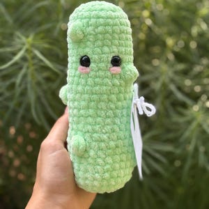 Peluche de pepinillo hecho a mano con apoyo emocional imagen 4