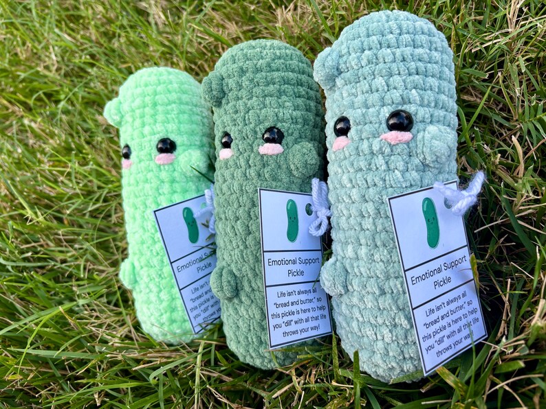 Peluche de pepinillo hecho a mano con apoyo emocional imagen 2
