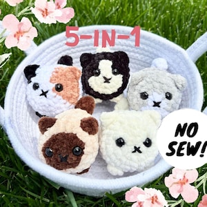 Puede incluir: Cinco peluches de gato de crochet en una cesta blanca. Los peluches son de varios colores, incluyendo blanco, gris, negro, marrón y naranja. El texto "5-EN-1" y "¡SIN COSER!" es visible en la imagen.