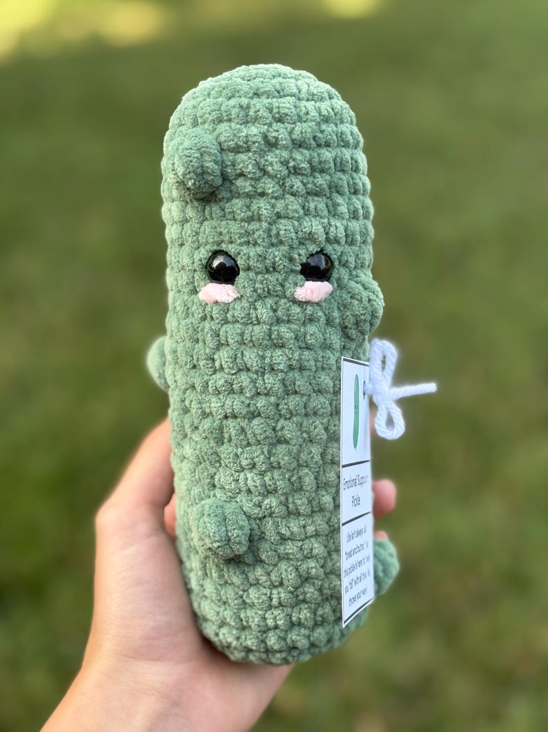 Peluche de pepinillo hecho a mano con apoyo emocional imagen 3