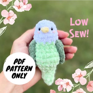 Puede incluir: Un pájaro de ganchillo en tonos pastel de azul, verde y amarillo, sostenido en una mano. El pájaro tiene una textura suave y un diseño lindo. El texto en la imagen dice "PDF PATTERN ONLY" y "Low Sew!"