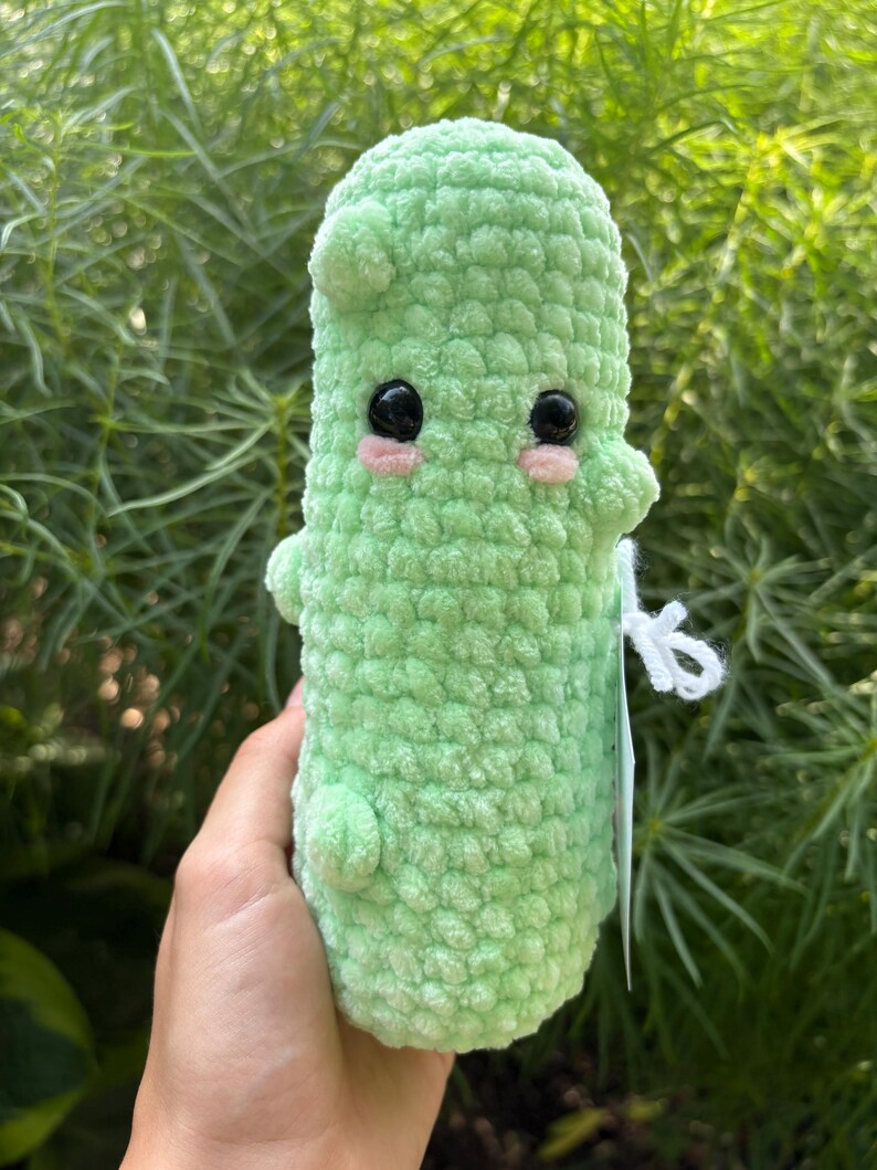 Peluche de pepinillo hecho a mano con apoyo emocional imagen 5