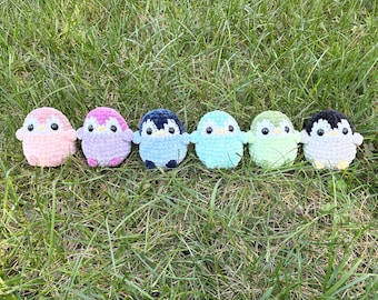 Adorable pingüino regordete de peluche hecho a mano de ganchillo
