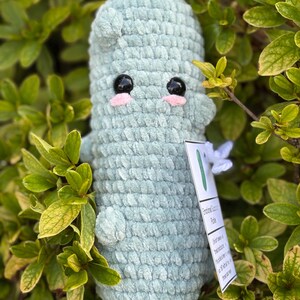 Peluche de pepinillo hecho a mano con apoyo emocional imagen 8