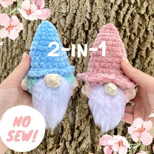 Könnte beinhalten: Zwei gehäkelte Gnome, einer blau und einer rosa, mit weißen Bärten. Die Gnome sind 2-in-1 und ohne Nähen.