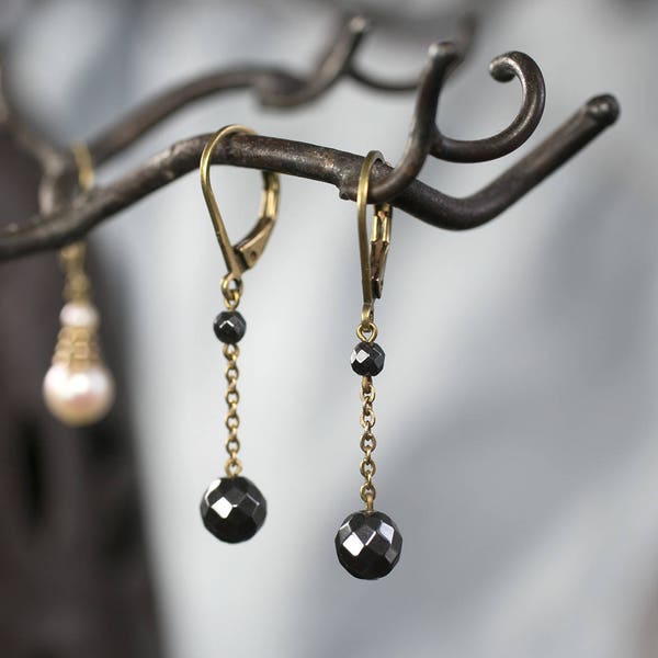 Petites boucles d'oreilles pendantes fines, avec perles d'hématite et dormeuses bronze, boucles d'oreilles forme goutte