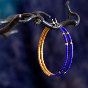 Blaue und goldene Creolen aus reinem Titan und Glasperlen - Hypoallergene Ohrringe