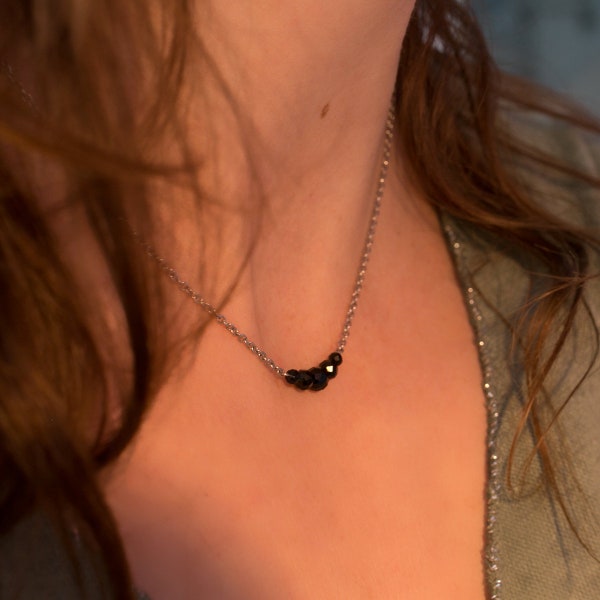 Collier minimaliste ras du cou, chaîne fine en acier inoxydable et perles de spinelle, pierres noires, collier acier et perles noires