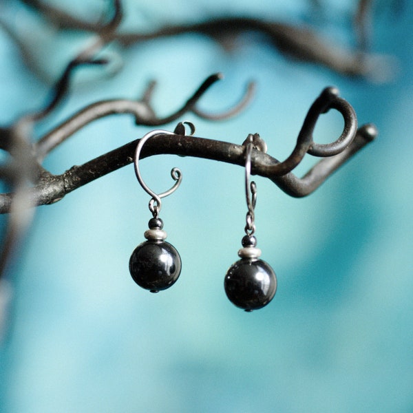 Petites boucles pendantes en titane pur et perles d'hématite - Boucles d'oreilles hypoallergéniques sans nickel - Gris anthracite