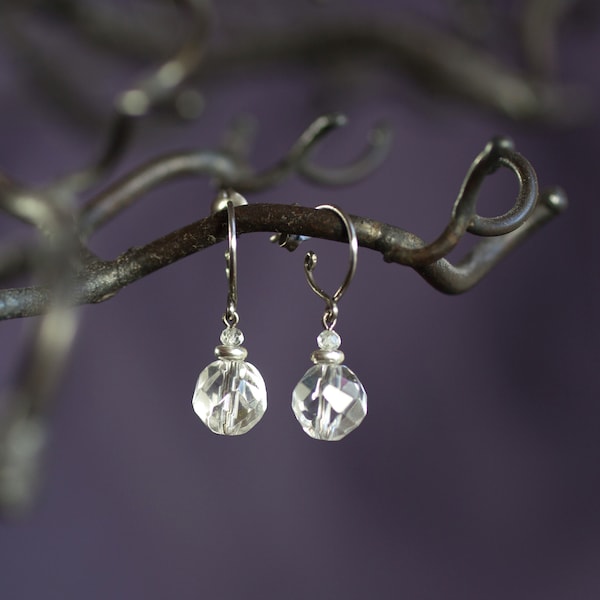 Petites boucles pendantes en titane pur et perles de cristal de roche - Boucles d'oreilles hypoallergéniques sans nickel