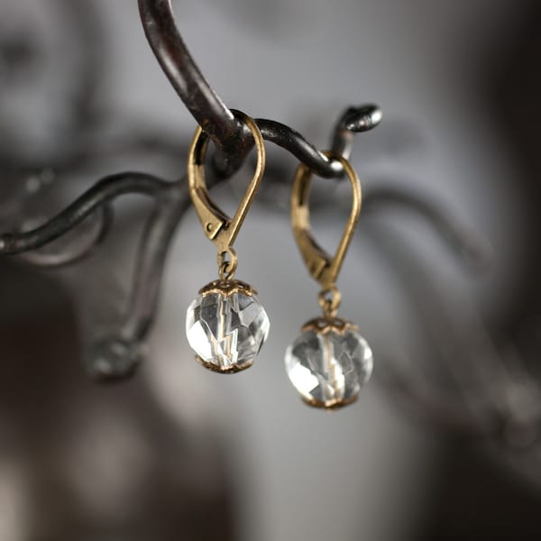 Eau douce - Boucles d'oreilles forme goutte, perles de cristal de roche et dormeuses bronze