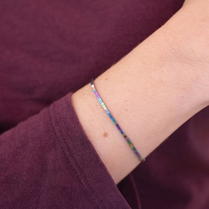 Regenbogenarmband, fein und fließend, aus chirurgischem Stahl und kleinen mehrfarbigen Hämatitperlen