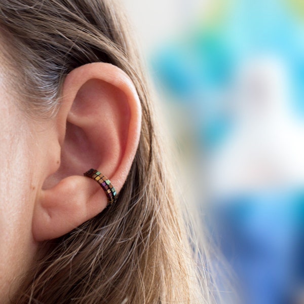 Lot de 2 anneaux d'oreille pour conque à superposer - Pour oreille non percée, en titane et hématites colorées - Par paire, couleur au choix