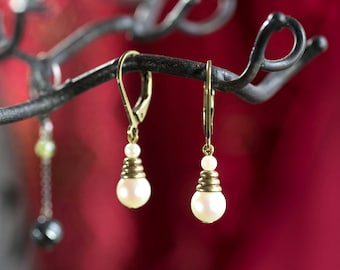 Lizbeth - Small drop earrings with white cultured pearls - leverback
