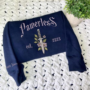 Bezsilna haftowana bluza, koszula z kwiatami z mieczem fantasy, romans książkowy, prezent dla fana powieści, przytulny t-shirt dla miłośników książek ESH4375