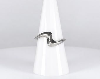 Modern Silver Tone Squiggle Ring Size 7.5 | Minimalist Split Band Wave Ring | Abstract Open Design | Pre-Owned
