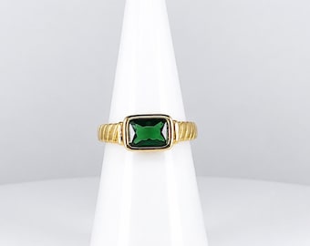 Gold Tone Emerald Green Glass Ring, Size 6, Ribbed Band Ring, Emerald Cut Glass Stone, Bezel Set Statement Ring, Minimalist Jewelry