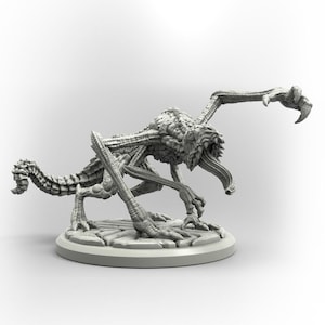 Puede incluir: Miniatura gris detallada de una criatura con múltiples extremidades, una cola segmentada y un cuerpo texturizado. La criatura tiene una boca grande y está posada sobre una base circular, adecuada para juegos de mesa o exhibición.
