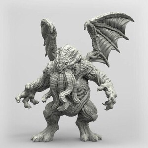 Puede incluir: Figura gris detallada de una criatura monstruosa con grandes alas, rostro con tentáculos y manos y pies con garras. La figura tiene una apariencia texturizada y escamosa y está en posición de pie.