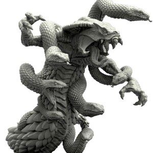 Puede incluir: Una escultura gris detallada de una criatura serpentina de múltiples cabezas. La criatura tiene múltiples cabezas de serpiente, un cuerpo escamoso y manos con garras. Las bocas de las cabezas están abiertas, revelando dientes afilados.