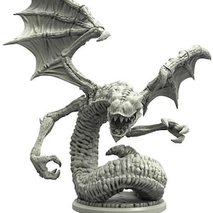 Puede incluir: Una miniatura gris detallada de una criatura alada con cuerpo serpentino, dientes afilados y manos con garras. La criatura tiene grandes alas texturizadas y está posada sobre una base circular. Para juegos de mesa o entusiastas de la fantasía.