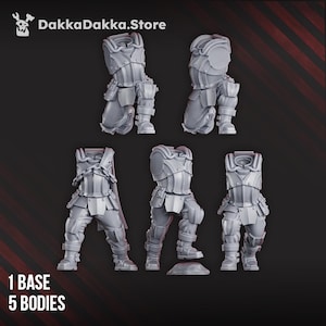 Puede incluir: Un conjunto de piezas de armadura en miniatura grises, que incluyen petos, perneras y hombreras. El texto "DakkaDakka.Store" está en la parte superior y "1 BASE 5 BODIES" en la inferior. La armadura es detallada y parece ser para una figura en miniatura.
