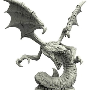 Puede incluir: Miniatura gris detallada de una criatura alada con la boca abierta que revela dientes afilados. La figura tiene un cuerpo serpentino, manos con garras y una apariencia texturizada y escamosa. Las alas están extendidas y la figura está sobre una base circular.