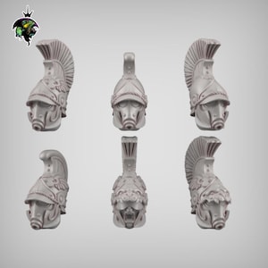 Pode incluir: Seis capacetes em miniatura detalhados com um design de estilo romano. Os capacetes são feitos de plástico cinza claro e têm uma variedade de detalhes, incluindo cristas, plumas e máscaras faciais.