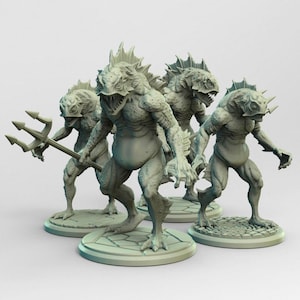 Puede incluir: Un grupo de cuatro figuras de monstruos grises con rasgos de pez, de pie sobre bases circulares. Una figura sostiene un tridente. Las criaturas tienen dientes afilados y aletas puntiagudas, con una apariencia detallada y texturizada.