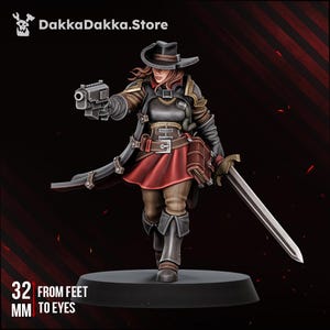 Könnte beinhalten: Eine Miniaturfigur eines Charakters mit breitkrempigem Hut, dunkler Rüstung und rotem Rock. Die Figur hält eine Pistole in der rechten Hand und ein Schwert in der linken, mit einem Buch an der Taille. Text: DakkaDakka.Store und 32 mm von den Füßen bis zu den Augen.