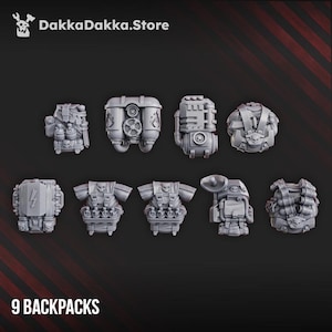 Puede incluir: Nueve mochilas grises con diseños detallados se muestran sobre un fondo oscuro. Las mochilas varían en forma e incluyen características como tubos, ventilaciones y bolsillos. El texto "9 BACKPACKS" está en la parte inferior de la imagen.