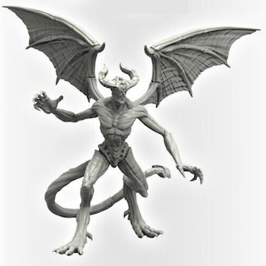 Puede incluir: Figura gris de un demonio alado con cuernos, cola y pies con garras. La criatura tiene los brazos extendidos y una musculatura detallada, lo que sugiere un tema de fantasía o terror.