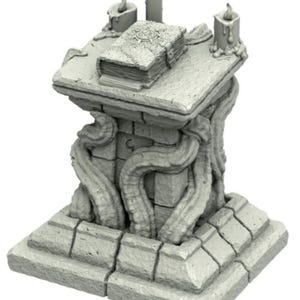 Puede incluir: Un altar gris, similar a la piedra, con un libro, velas y tallas con forma de tentáculos. El libro tiene un diseño de cubierta detallado. Tres velas están colocadas alrededor del libro. El altar tiene una base cuadrada y una superficie texturizada.