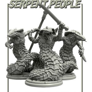 Puede incluir: Tres figuras grises con forma de serpiente, con escamas detalladas y expresiones amenazantes. Cada figura está posada sobre una base circular, una de ellas sosteniendo un arma. El texto "SERPENT PEOPLE" se muestra arriba.