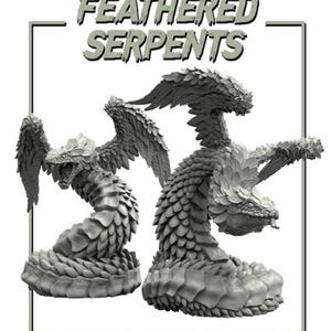 Puede incluir: Dos esculturas grises y detalladas de serpientes emplumadas. Las esculturas tienen bocas abiertas, alas emplumadas y cuerpos escamosos. El texto "FEATHERED SERPENTS" está en la parte superior de la imagen en una fuente gris y en bloque.
