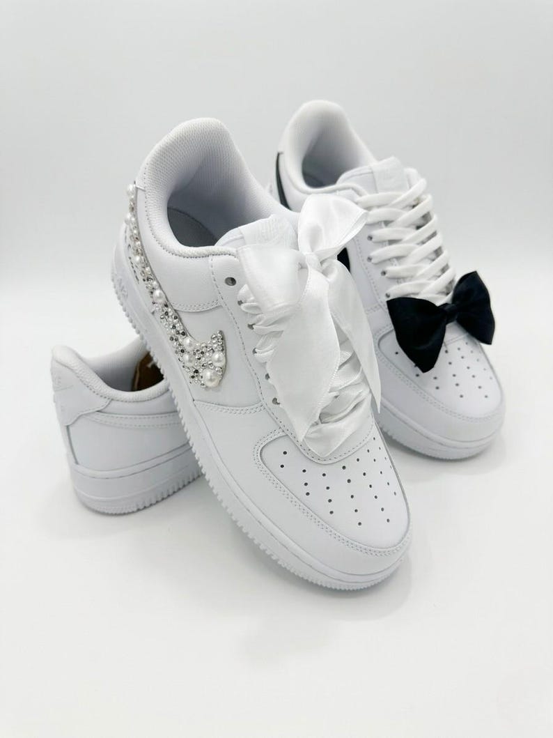 Mr and Mrs Wedding Sneakers Set – Personalized Bride and Groom Shoes – Custom Name & Date afbeelding 3