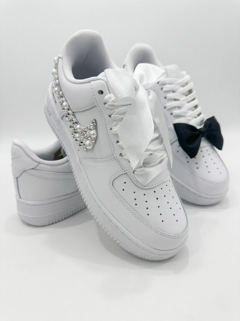 Mr and Mrs Wedding Sneakers Set – Personalized Bride and Groom Shoes – Custom Name & Date afbeelding 5