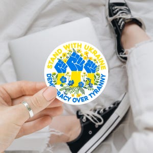 Adesivo "Fique com a Ucrânia, democracia sobre a tirania", com os lucros destinados ao Fundo de Alívio da Crise na Ucrânia pela Global Giving, vinil à prova d'água