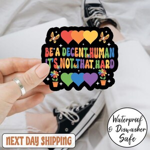 Pegatina "Sé un ser humano decente, no es tan difícil", pegatina LGBTQ, pegatina sutil del Orgullo LGBT, pegatina del Orgullo Arcoíris, calcomanía del Orgullo Gay, Mes del Orgullo