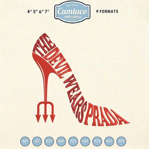 Puede incluir: Una taza de cerámica blanca con un asa negra y el texto "But First, Coffee" en negrita negra. La taza se encuentra sobre un fondo borroso, sugiriendo un ambiente acogedor.